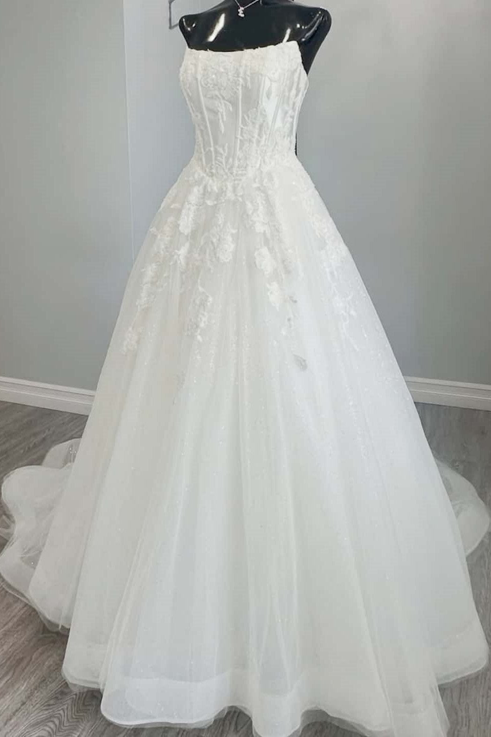 Ivory A-Line Strapless Applique Tulle Wedding Dress