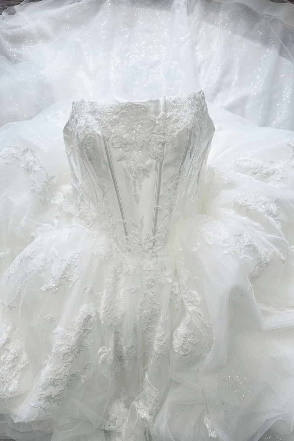 Ivory A-Line Strapless Applique Tulle Wedding Dress